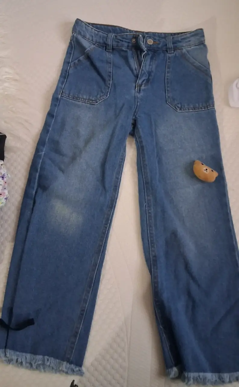 Jeans de mezclilla azul con detalle de oso