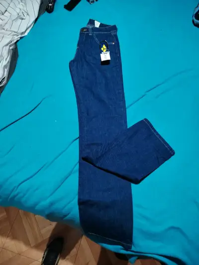 Jeans azul oscuro con etiqueta nueva - miniatura 3