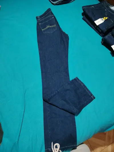 Jeans azul oscuro con etiqueta nueva - miniatura 4