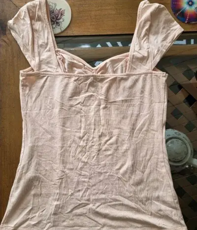 Top escote corazón Guess - miniatura 2