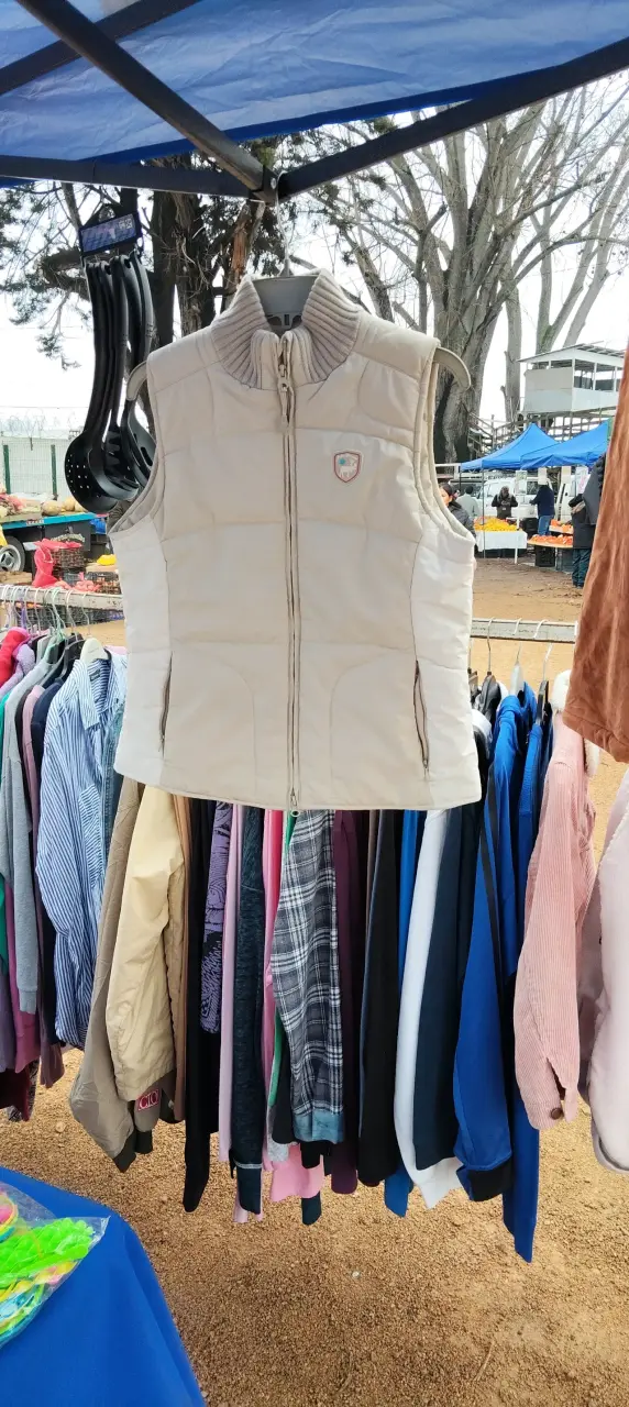 Chaleco sin mangas beige para mujer