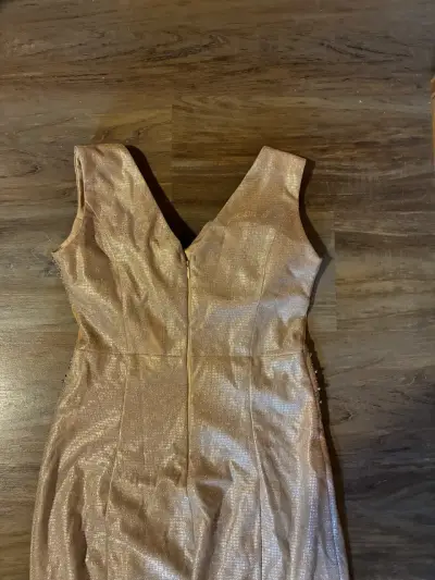 Vestido de fiesta dorado con lentejuelas - miniatura 4