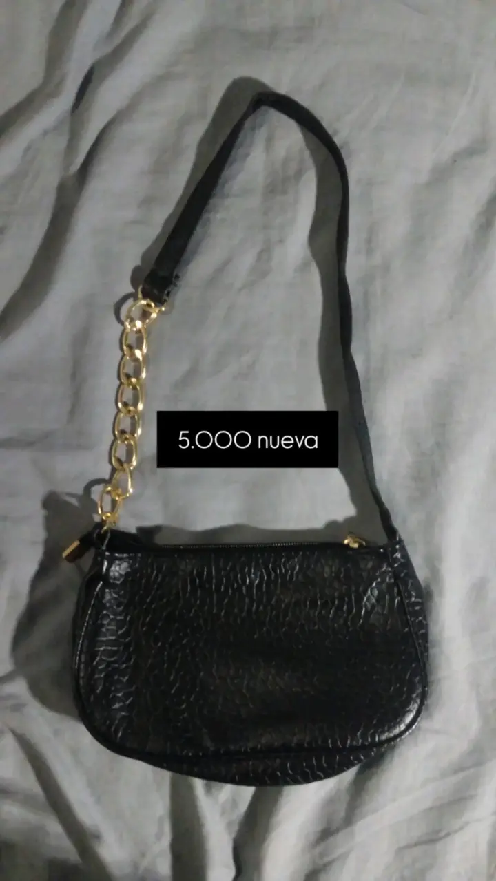 Cartera negra con cadena dorada nueva