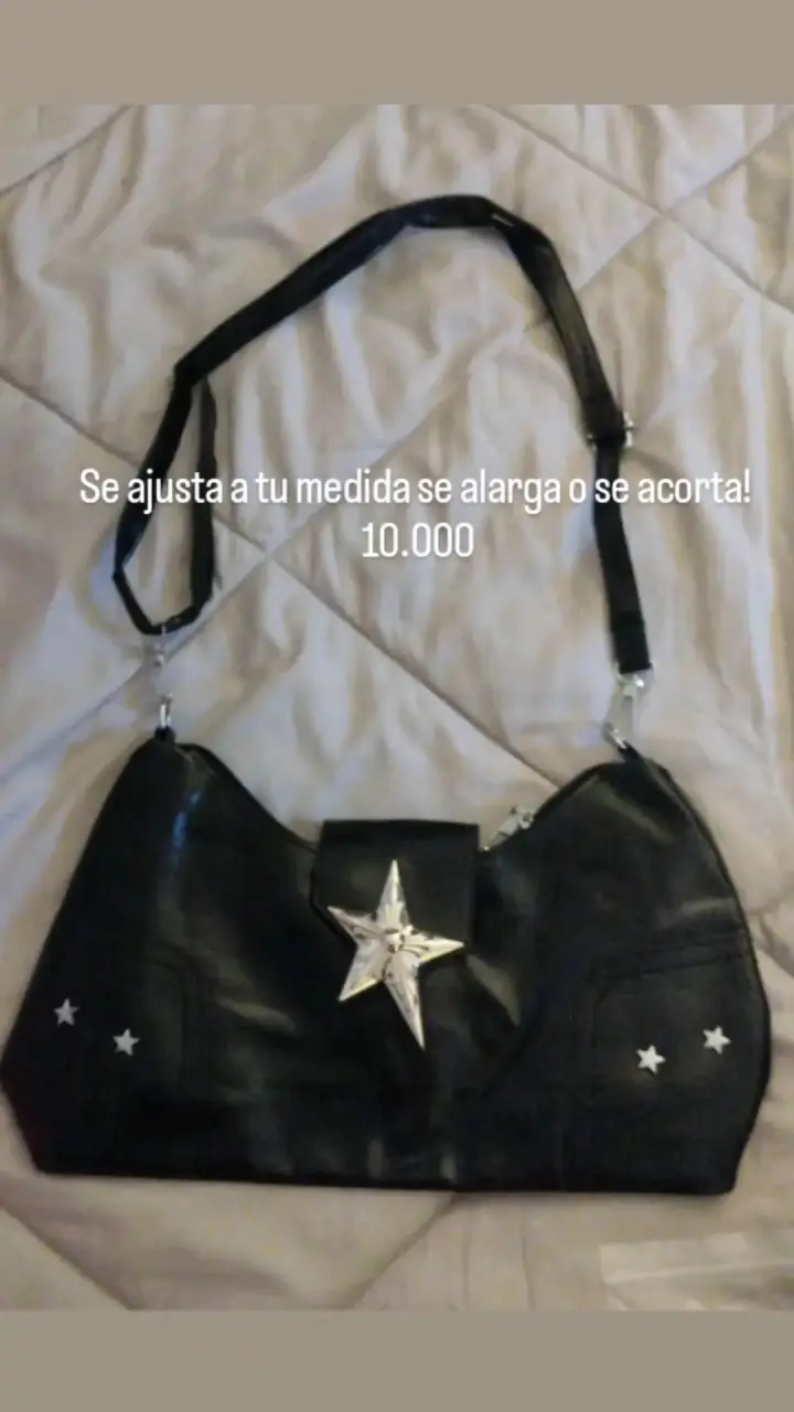 Cartera negra ajustable con estrella decorativa