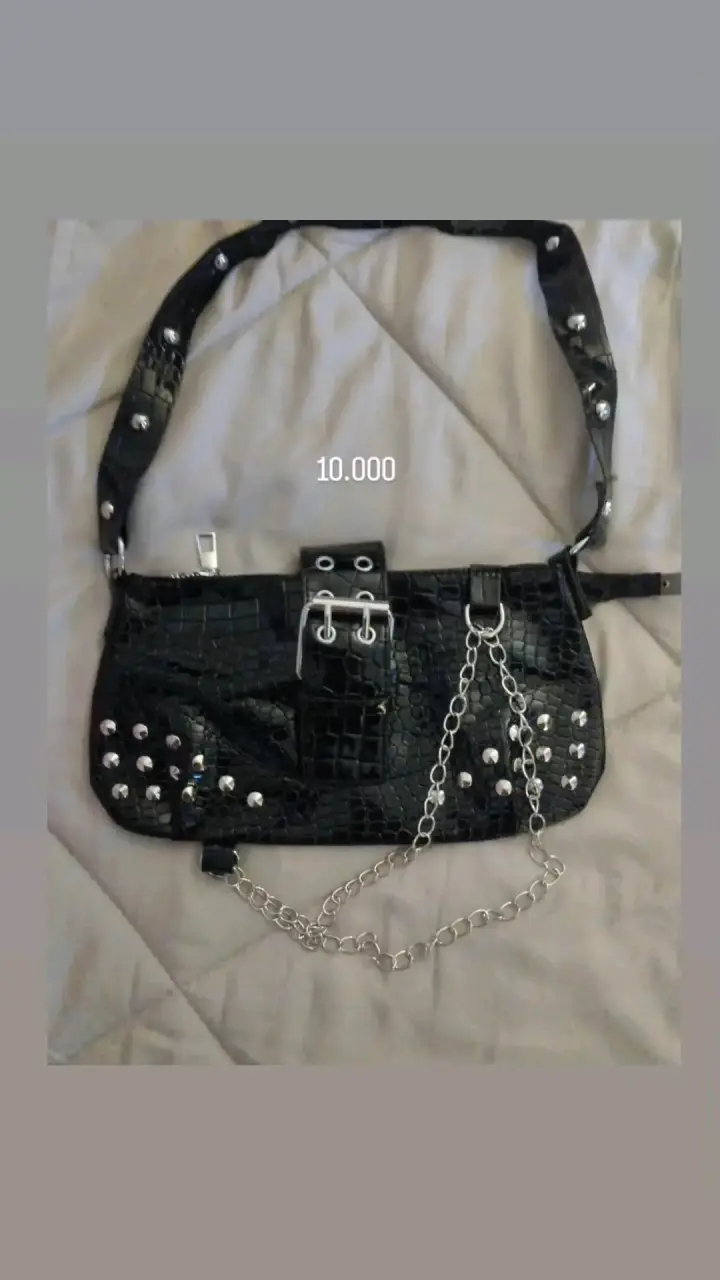 Cartera negra con tachas y cadena