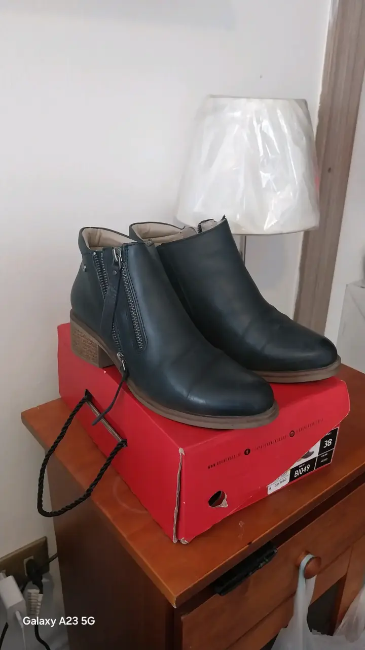 Botines de cuero negro con cierre lateral