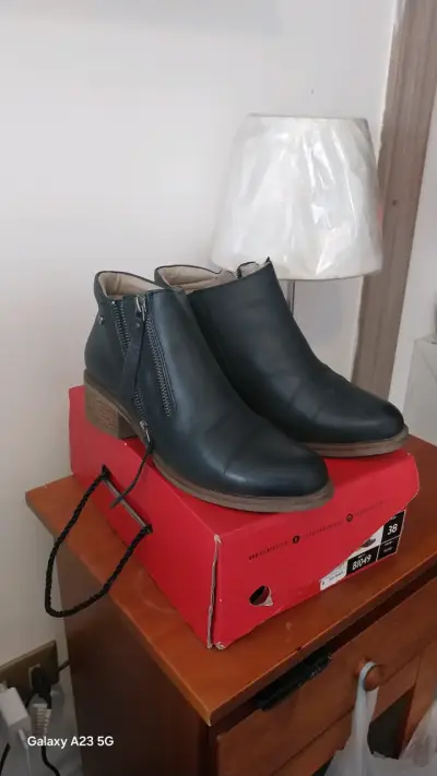 Botines de cuero negro con cierre lateral - miniatura 1