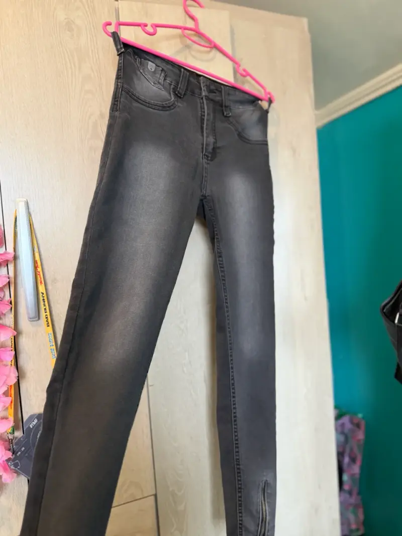 Jeans negros ajustados SNT