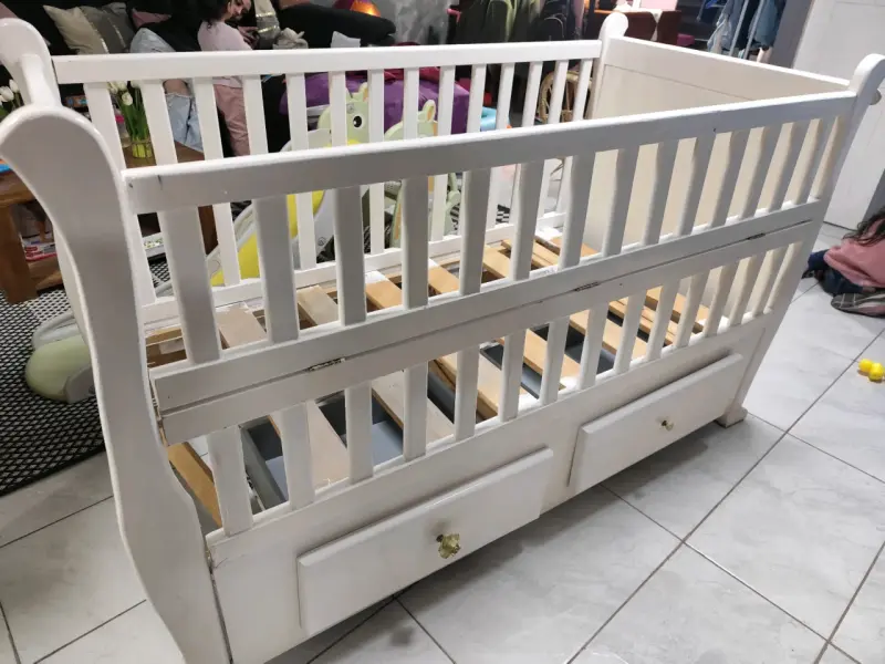 Cuna de madera blanca con cajones - 1
