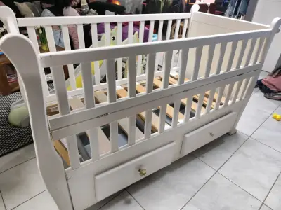 Cuna de madera blanca con cajones - miniatura 1