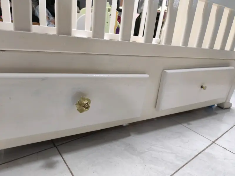 Cuna de madera blanca con cajones - 4