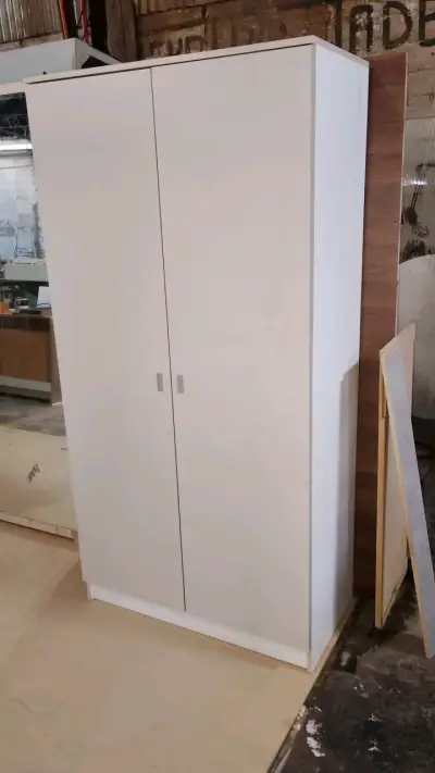 Armario blanco de dos puertas - miniatura 1