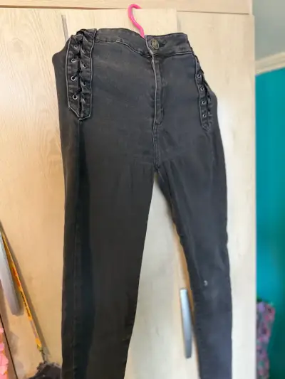 Pantalones negros con detalles - miniatura 1