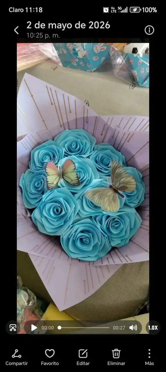 Ramo de rosas azules de papel con mariposas