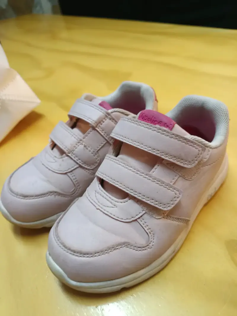Zapatillas rosadas para niña con velcro