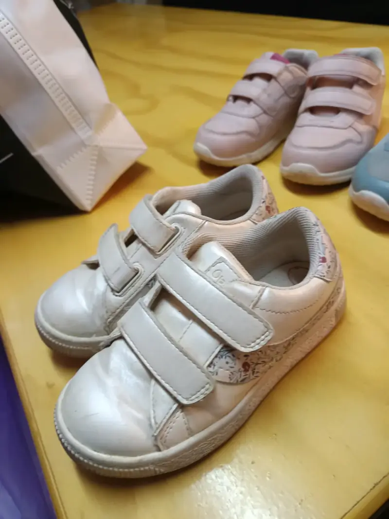 Zapatillas blancas de velcro para niños