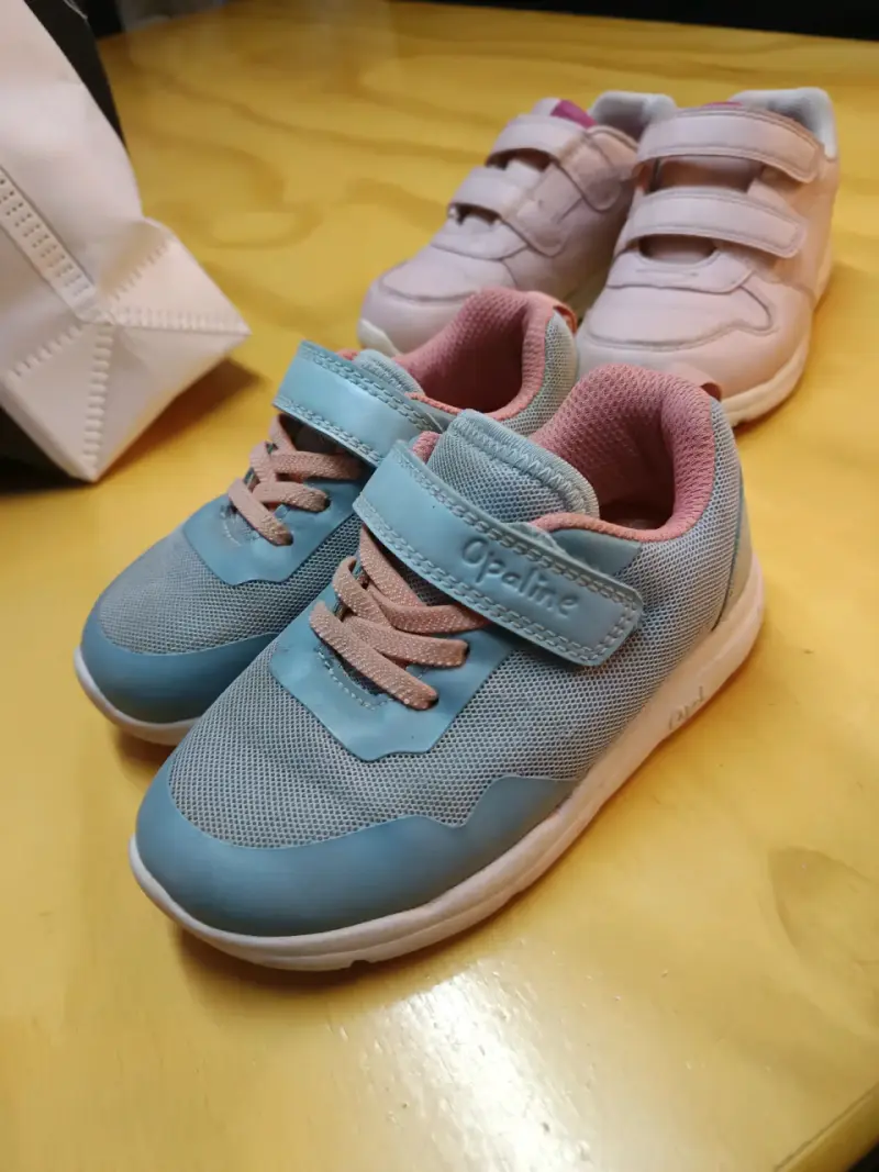 Zapatillas infantiles Opaline celestes y rosadas