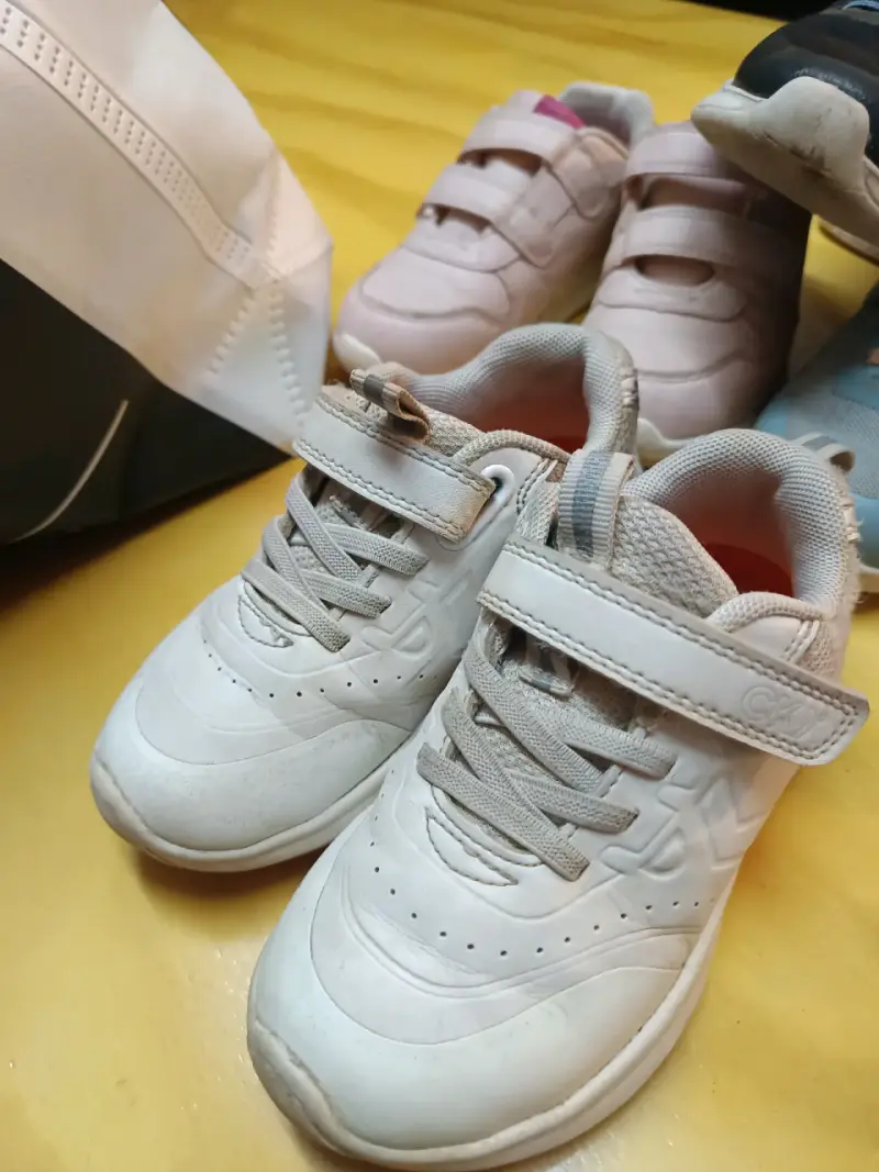 Zapatillas deportivas blancas para niños