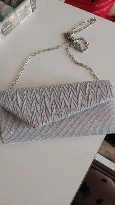 Cartera de mano plateada con cadena elegante - miniatura 1