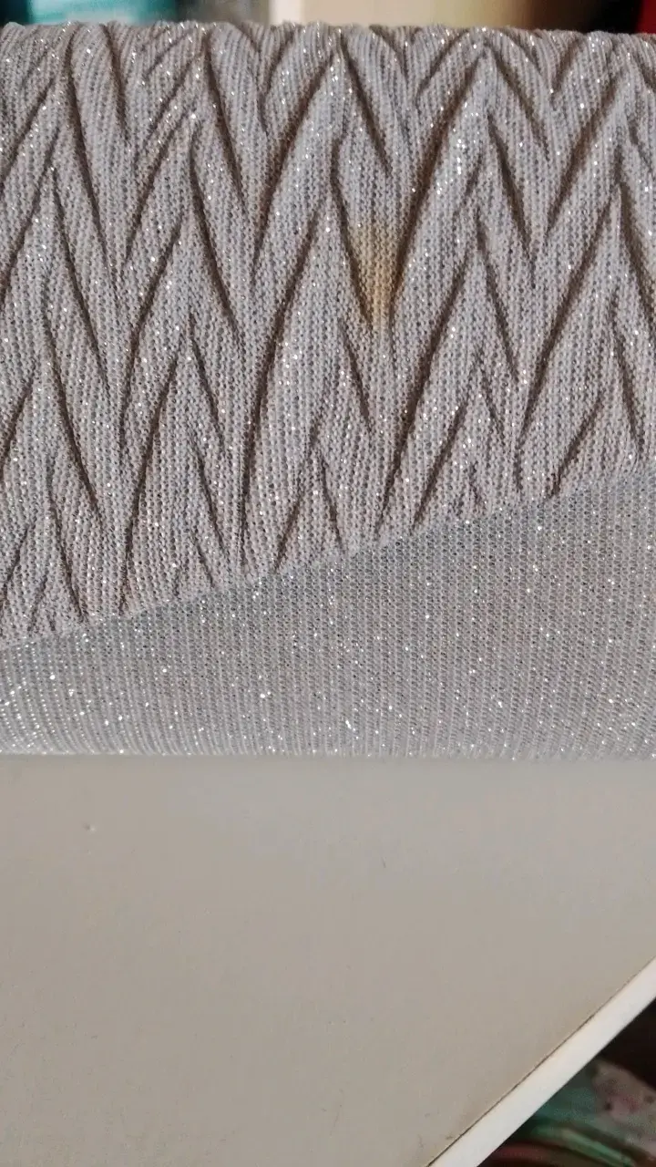 Cartera de mano plateada con cadena elegante - 2