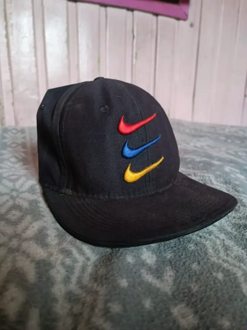 Gorra negra Nike con logos bordados