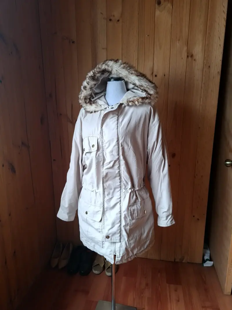 Parka beige con capucha de piel sintética