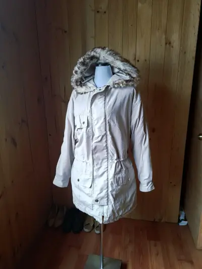 Parka beige con capucha de piel sintética - miniatura 2