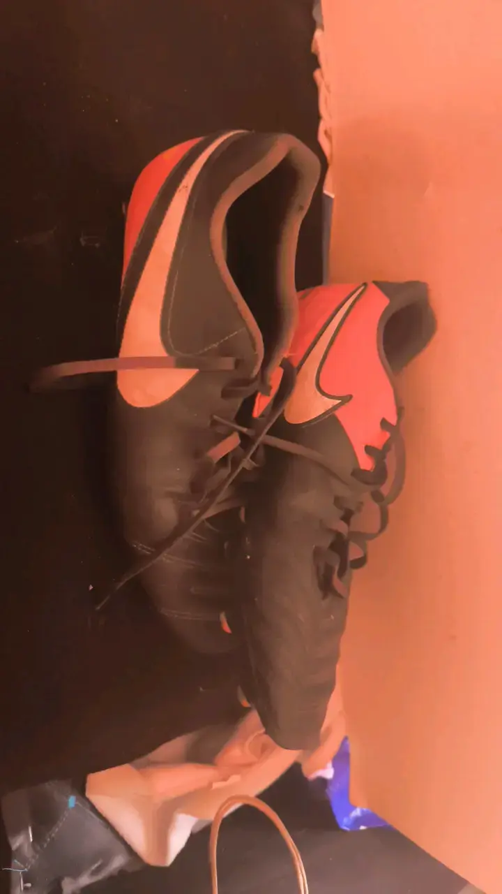 Zapatillas deportivas Nike negras y rojas