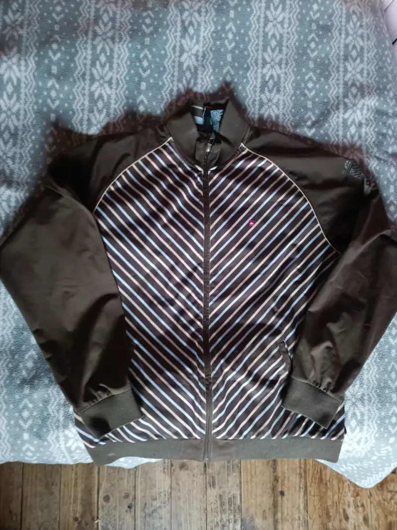 Chaqueta deportiva marrón a rayas