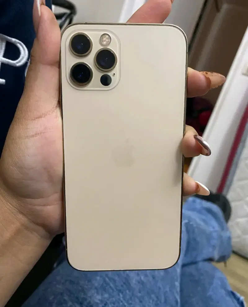 iPhone 12 Pro Max dorado en buen estado - 1