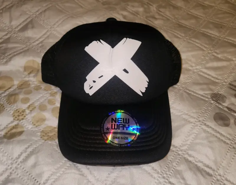 Gorra negra con diseño de X blanca