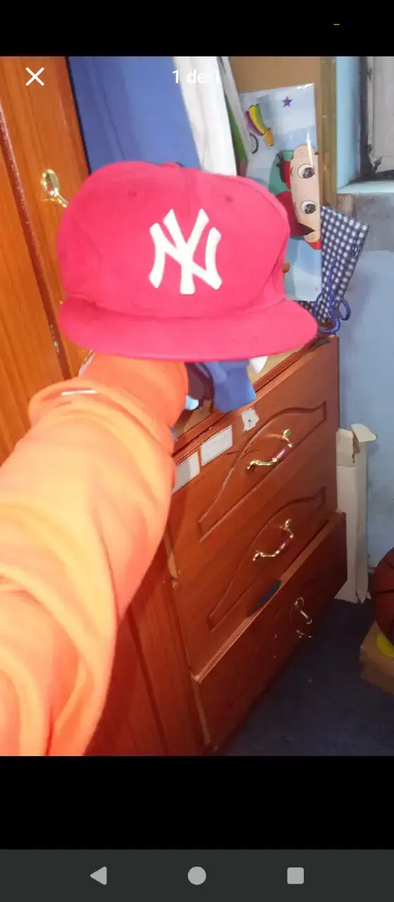 Gorra roja con logo NY estilo urbano