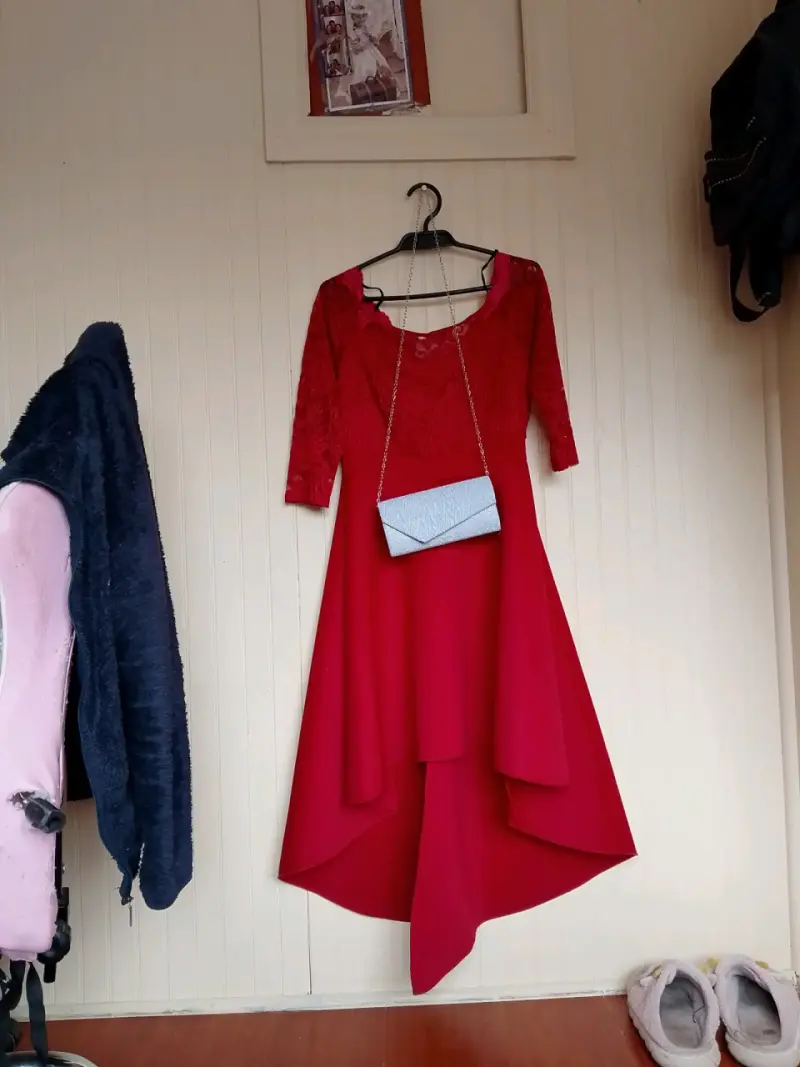 Vestido rojo elegante con encaje