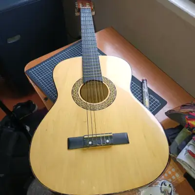 Guitarra acústica clásica de madera - miniatura 1