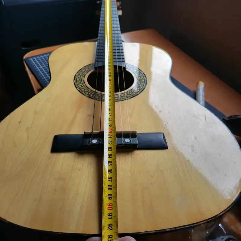 Guitarra acústica clásica de madera - 4
