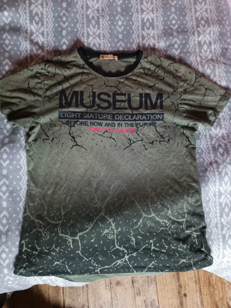 Polera verde con diseño Museum