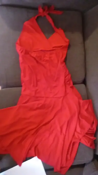 Vestido rojo elegante de fiesta - miniatura 2