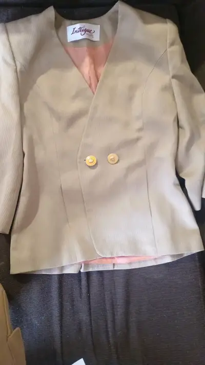 Blazer beige de mujer marca Intrigue - miniatura 1