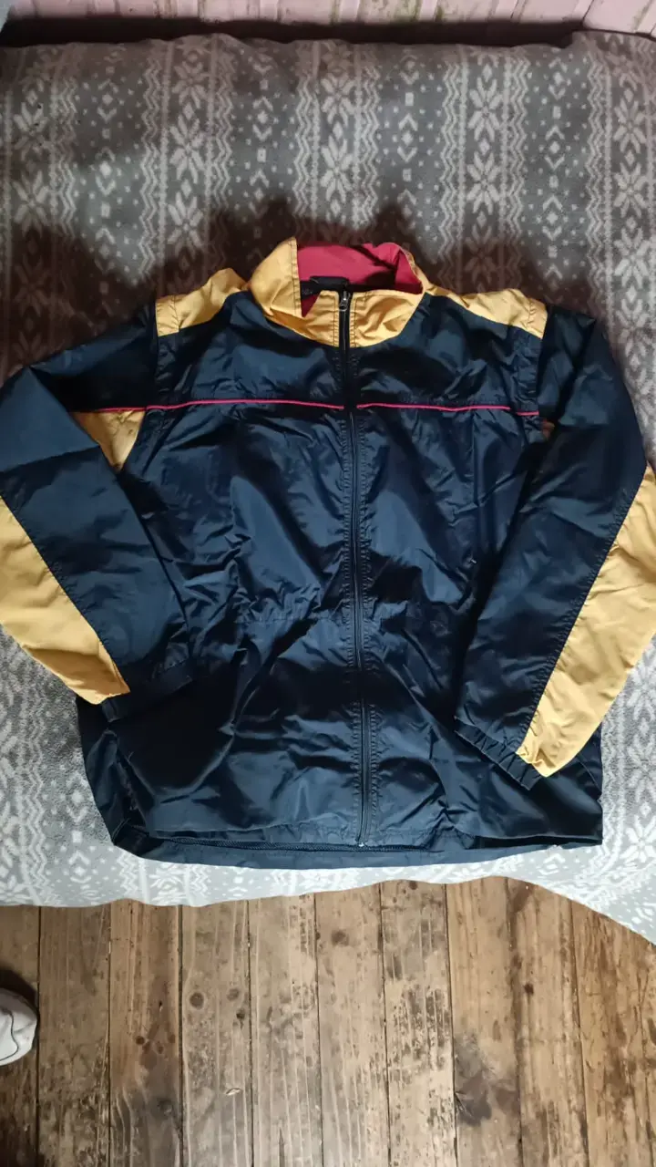 Chaqueta deportiva azul y amarilla