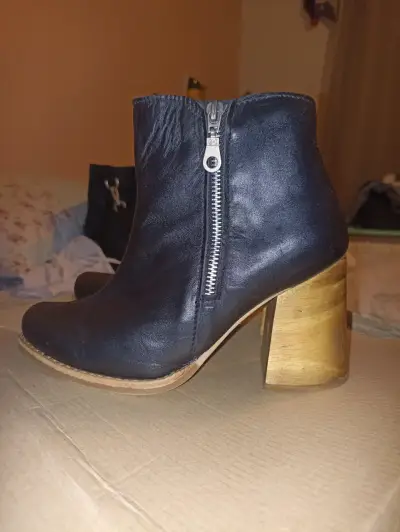 Botines de cuero negro con taco de madera - miniatura 1