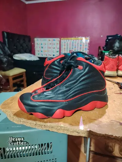 Zapatillas deportivas negras y rojas - miniatura 1