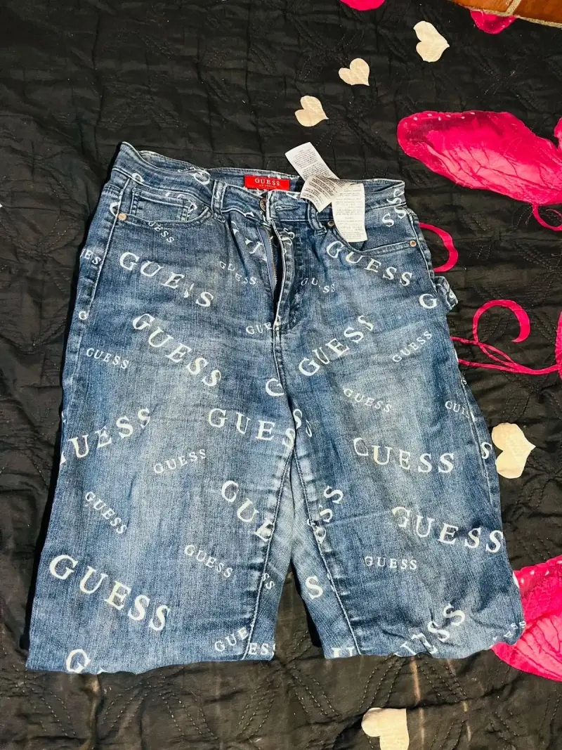 Shorts de mezclilla Guess con logo