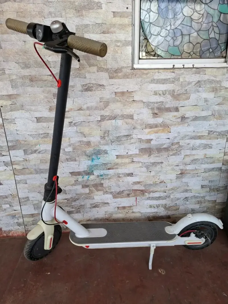Scooter eléctrico plegable blanco en buen estado - 1