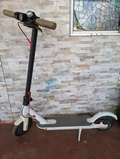 Scooter eléctrico plegable blanco en buen estado - miniatura 1