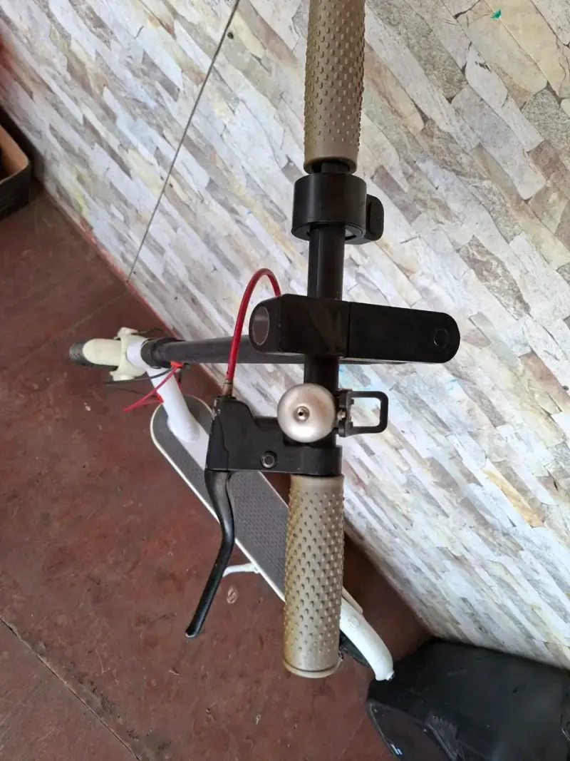Scooter eléctrico plegable blanco en buen estado - 2