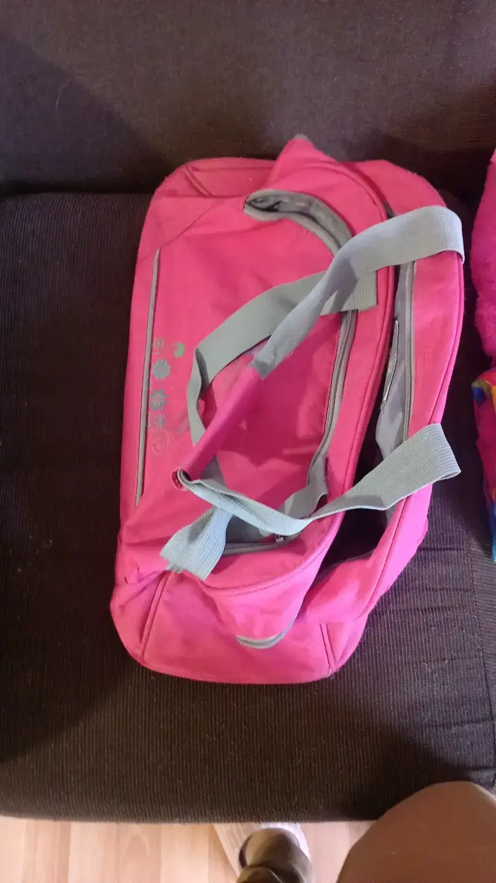 Bolso deportivo rosado con asas grises - 1