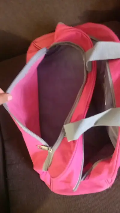 Bolso deportivo rosado con asas grises - miniatura 2