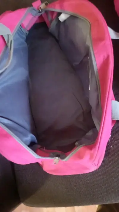 Bolso deportivo rosado con asas grises - miniatura 3