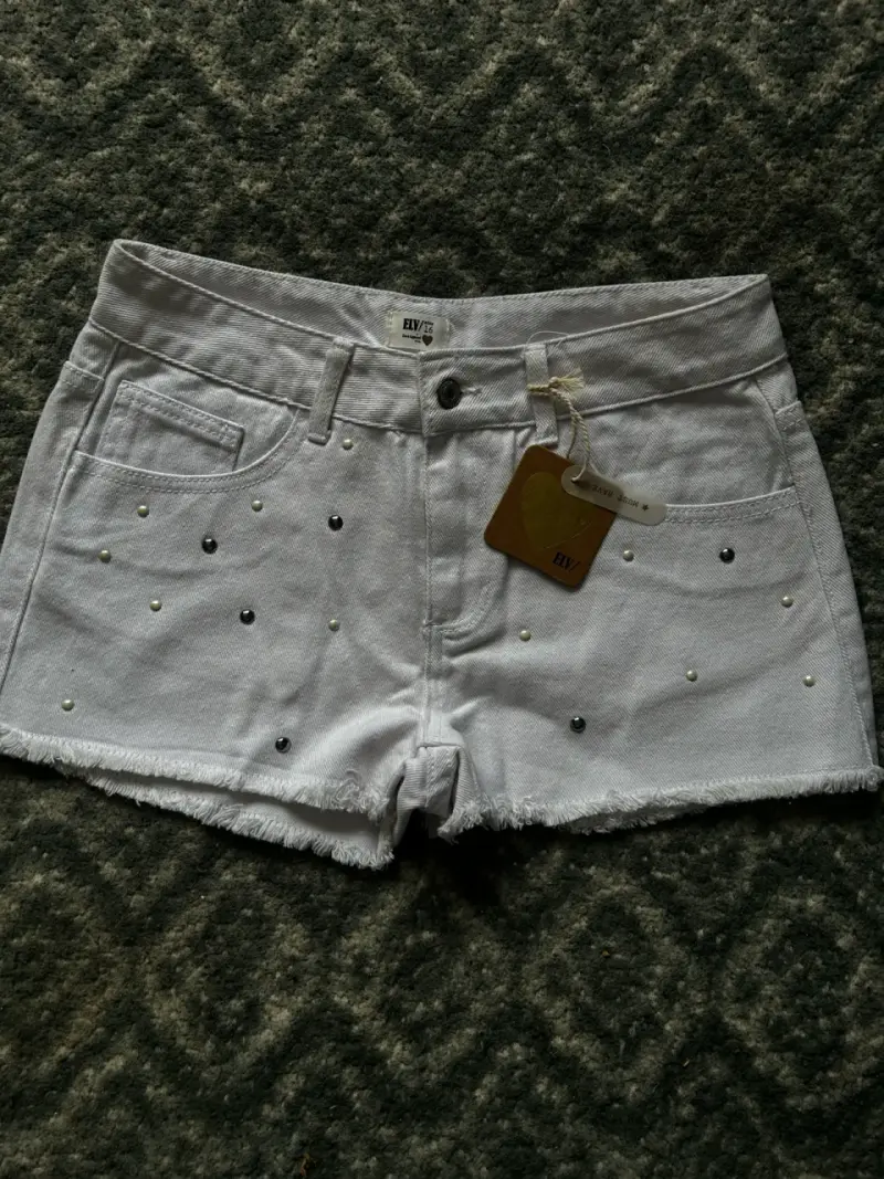 Shorts de mezclilla blancos con perlas - 1