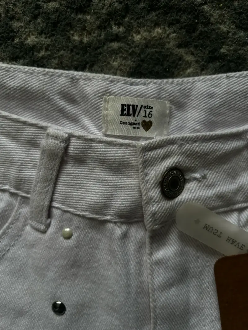 Shorts de mezclilla blancos con perlas - 2